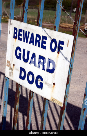 Hüten Sie sich vor der Wache Hund anmelden Stahltor, Baustelle, Irland Stockfoto