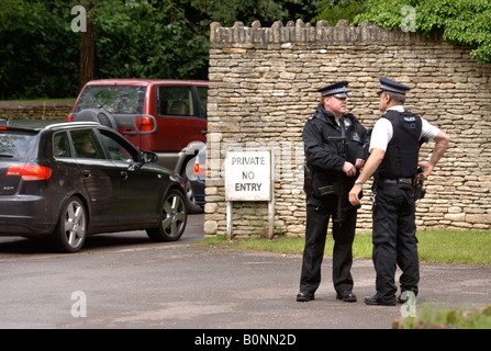 BEWAFFNETE POLIZEI ÜBERPRÜFEN BESUCHER HIGHGROVE GLOUCESTERSHIRE HAUS PRINZ CHARLES JULI 2007 Stockfoto