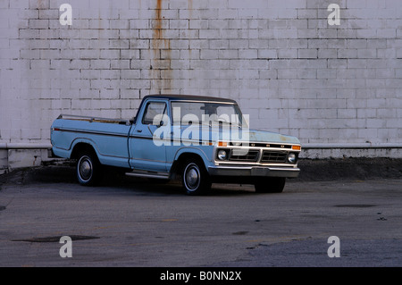 Alte Ford Pick-up wird als Benzin Preise steigen in Amerika, Ölpreise weggeworfen. Stockfoto