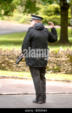 BEWAFFNETE POLIZEI ÜBERPRÜFEN BESUCHER HIGHGROVE GLOUCESTERSHIRE HAUS PRINZ CHARLES JULI 2007 Stockfoto