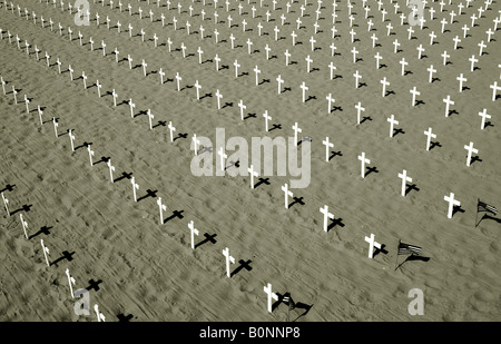 Dramatisch erhöhte Ansicht der Kreuz markierten Gräber auf einem Friedhof, Santa Monica, Los Angeles County, Kalifornien, USA Stockfoto