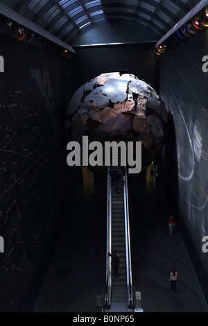 Rolltreppe, die Weitergabe durch Planetenerde im Londoner Natural History Museum Stockfoto