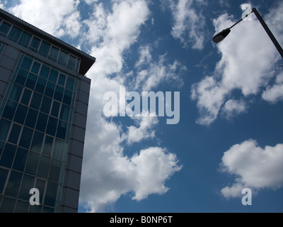 Blick nach oben der Straßenlaterne und modernes Gebäude mit herrlichem bewölkten blauen Himmel im Hintergrund Stockfoto