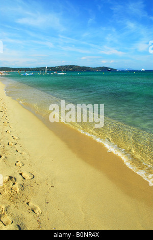 Fußabdrücke auf dem goldenen Sand des berühmten Pampelonne Beach in der Nähe von St. Tropez an der französischen Riviera Stockfoto