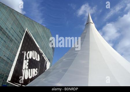 Das Nationale Fußballmuseum, das auch als Urbis-Zentrum bekannt ist. Ein modernes futuristisches Gebäude im Stadtzentrum von Manchester. England, Großbritannien Stockfoto