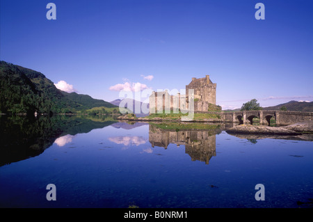 Dornie - Reflexionen von Eilean Donan Castle am Loch Duich Stockfoto