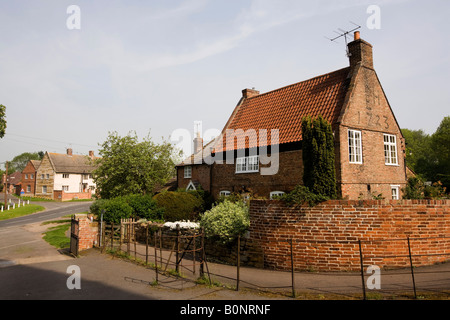 UK England Lincolnshire Bottesford Dorfhaus am Eingang zum Friedhof Stockfoto