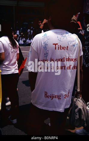 Ein chinesischer Mann am chinesischen Tor für die Peking Olympische Fackel in Bangkok am 19. April 2008 Stockfoto