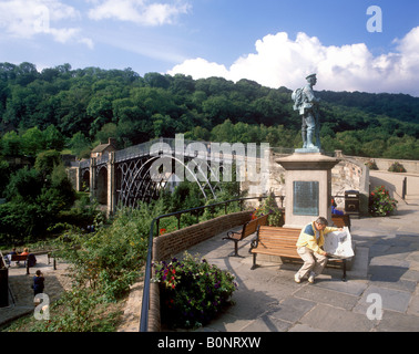 Ironbridge - die berühmten gusseisernen Brücke über den Fluss Severn Stockfoto