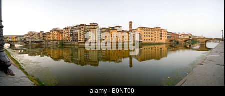 Panorama von den Ufern des Flusses Arno in der Mitte von Florenz (Firenze) in der Nähe der Altstadt.