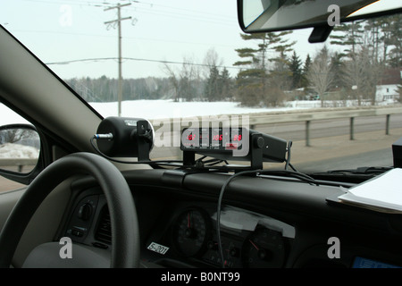 In einem Polizeiauto zeigt das Radargerät und display Stockfoto