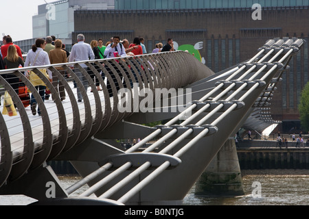 Menschen, die zu Fuß über die Millennium Bridge überquert die Themse Stockfoto