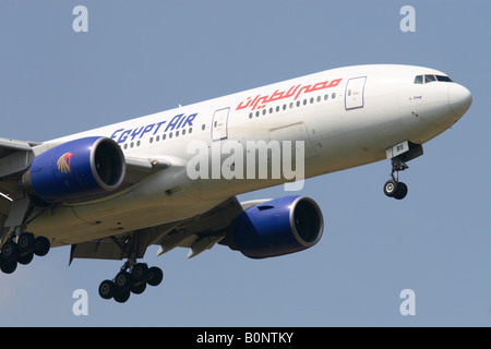 Ägypten Air Boeing 777 777-200 Jet Airliner im Endanflug landen am Flughafen London Heathrow aus Kairo Ägypten Stockfoto