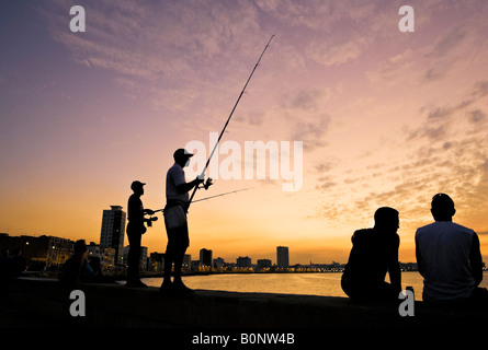 Kubanische Männer Fisch am Meer. Malecon. Havanna. Kuba. Stockfoto
