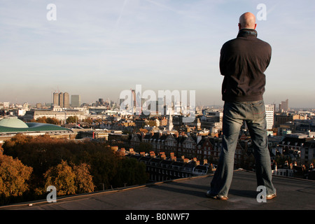 Mann auf der Suche über die Aussicht auf die Stadt von London und darüber hinaus Stockfoto