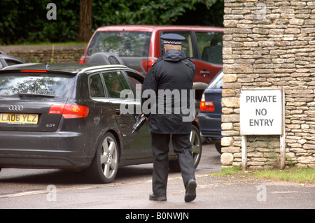 BEWAFFNETE POLIZEI ÜBERPRÜFEN BESUCHER HIGHGROVE GLOUCESTERSHIRE HAUS PRINZ CHARLES JULI 2007 Stockfoto