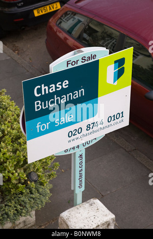 Für Verkauf-Schild außerhalb eines Wohnhauses in Twickenham. Stockfoto