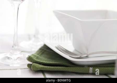 Gedeck mit weißem Geschirr und Gläser Wein Stockfoto