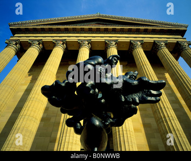 Skulptur und klassischen Säulen, Philadelphia Museum of Art Stockfoto