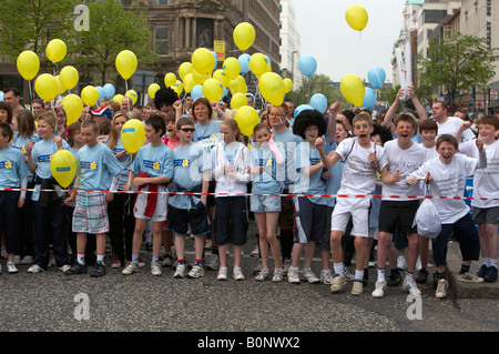 Schar von Kindern Konkurrenten mit Luftballons Linie oben an der Startlinie der Belfast Marathon Volkslauf 2008 Belfast Stadtzentrum Stockfoto