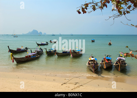 Ausflugsboote Ao Nang Strand Provinz Krabi Thailand Stockfoto