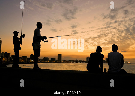 Kubanische Männer Fisch am Meer. Malecon. Havanna. Kuba. Stockfoto