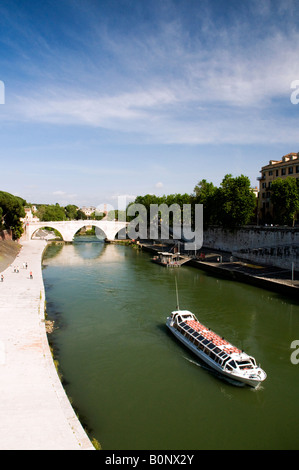 Touristenboot auf dem Tiber, Rom Stockfoto
