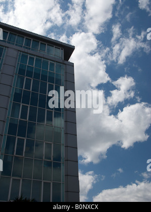 Nach oben Blick auf moderne Gebäude mit herrlichem bewölkten blauen Himmel im Hintergrund Stockfoto