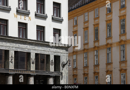 Wien, Michaelerplatz, "Looshaus", Erbaut 1910-1911 von Adolf Loos, Fassadendetail Und Historistisches Nachbarhaus Stockfoto