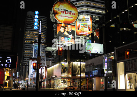 Blick nach Süden in Richtung Yonge und Dundas, von Yonge an Edward, in der Innenstadt von Toronto Stockfoto