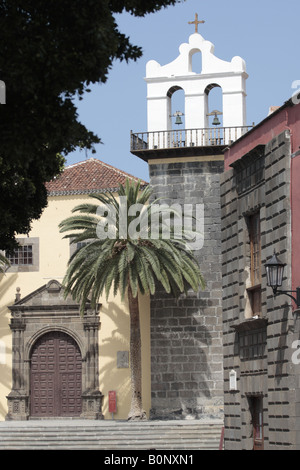 Der Glockenturm und die Tür von dem Kloster de San Francisco auf der Plaza de Libertad, Garachico, Teneriffa Stockfoto