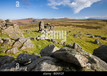 Granitfelsen am Houndtor mit Blick auf Haytor am Horizont Dartmoor National Park Devon England Stockfoto