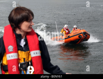 RNLI-Crew auf See auf Übung in kleinen Schlauchboot Stockfoto