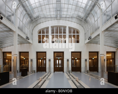 Wien, Postsparkassenamt (1904-1912) von Otto Wagner Erbaut, Schalterhalle Mit Glasdach Stockfoto