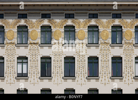 Wien, Linke Wienzeile Nr. 38, Wohnhaus von Otto Wagner 1898-1899, Goldene Medaillons von Koloman Moser Stockfoto