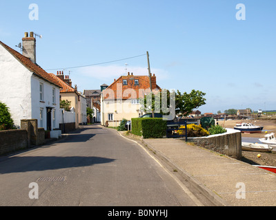 ein Kai Lane mit Häusern und Booten am Brunnen neben Meer, Norfolk, Großbritannien. Stockfoto