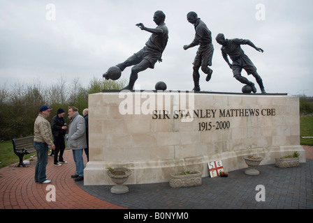 Stoke City 2 Bristol City 1 19. April 2008 Fans trinken durch die Stanley Matthews-Statue Stockfoto