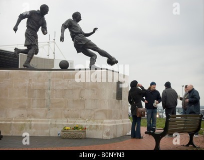 Stoke City 2 Bristol City 1 19. April 2008 Fans trinken durch die Stanley Matthews-Statue Stockfoto