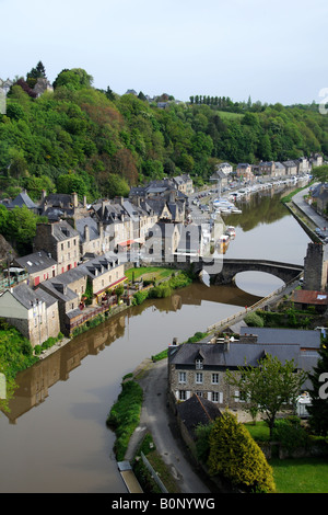 Der Hafen von Dinan, fotografiert von dem Viadukt über den Fluss Rance in Brittany France Stockfoto