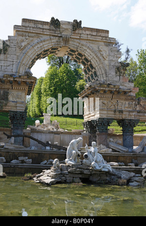 Wien, Schloßpark Schönbrunn, '''Römische Ruine'' von Johann Ferdinand Hetzendorf von Hohenberg " Stockfoto