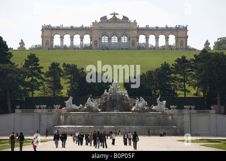 Wien Schloßpark Schönbrunn Blick Auf Neptunbrunnen (von Johann Ferdinand Hetzendorf von Hohenberg 1777-1780) Und Gloriette (1772 Stockfoto