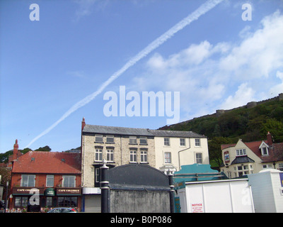 Dampf-Trail über alte Bürgerhäuser in Scarborough, North Yorkshire, England. Stockfoto