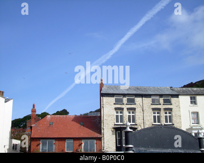 Dampf-Trail über alte Bürgerhäuser in Scarborough, North Yorkshire, England. Stockfoto