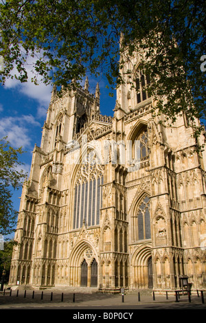 Blick auf die West-Fassade des York Minster, Kathedrale von der Church Of England. (New York, North Yorkshire, England). Stockfoto