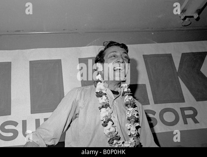 Harvey Milk feiert in seiner Kamera speichern seiner Wahl als San Francisco Supervisor in der Wahlnacht 8. November 1977 Stockfoto