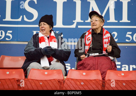 Stoke City 2 Bristol City 1 19. April 2008 Rollstuhl gebunden, Bristol City Fan und ihre Helfer Stockfoto