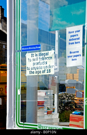 ein Zeichen, die Begrenzung der Tabak Verkäufe im Fenster einen Tante-Emma-Laden in Truro, Cornwall, england Stockfoto