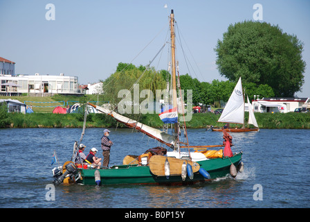 Vintage Segelboot an Maas in der Nähe von Roermond Limburg Niederlande Stockfoto