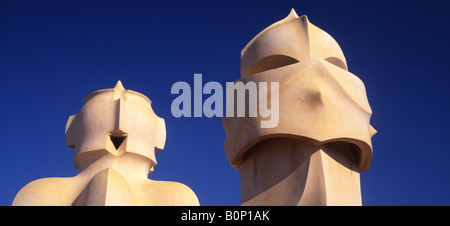 Schornstein-Skulpturen auf dem Dach des Antoni Gaudis Casa Mila oder La Pedrera Passeig de Gracia Eixample Barcelona Catalunya Spanien Stockfoto