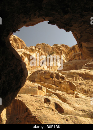 Schaut zum Himmel empor aus dem kleinen Siq oder Schlucht zu Little Petra oder Al Beidha, Wadi Musa, Jordanien, Naher Osten Stockfoto